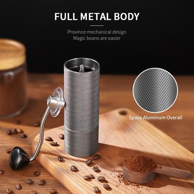 Commande numérique par ordinateur manuelle argentée de broyeur de café de main coupant la capacité 25g Burr Grinder électrique tenu dans la main