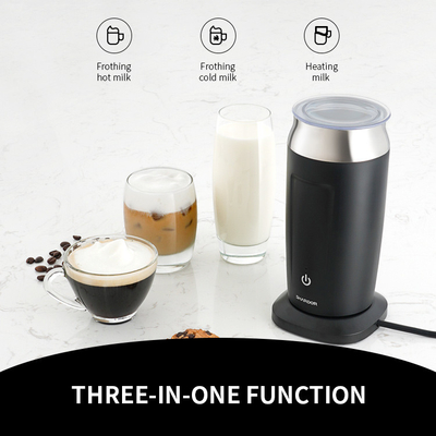Un support plus chaud de café de lait de mousse tenue dans la main électrique noire blanche de Frother